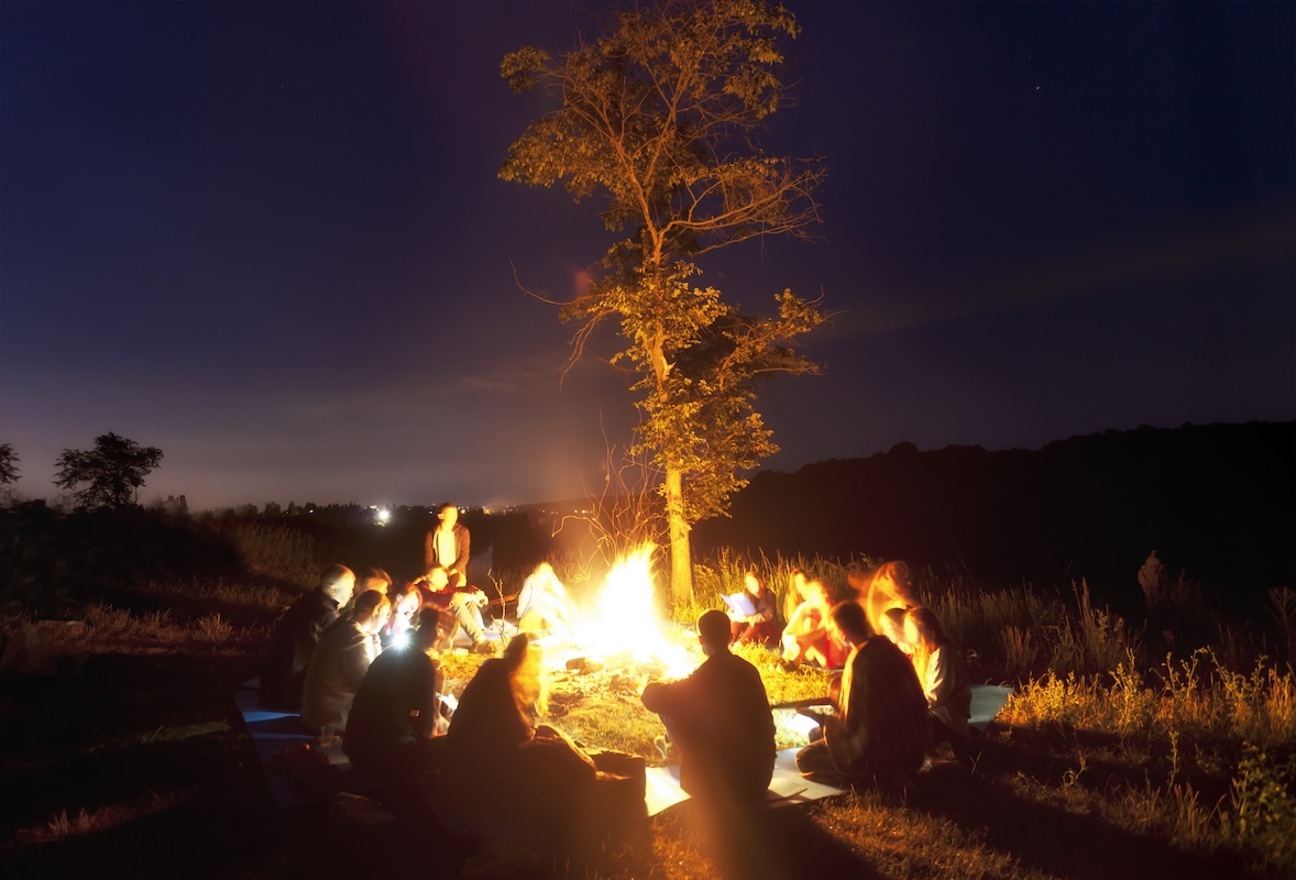 Leute am Lagerfeuer